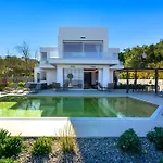 Vista By Del Sol Villa